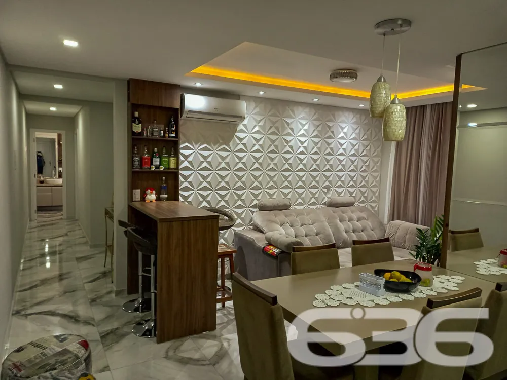 Apartamento Espaçoso com 2 Garagens. Localizado no
