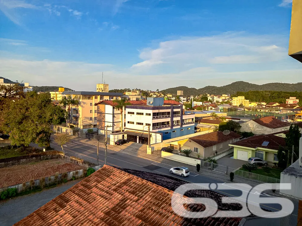 Apartamento Espaçoso com 2 Garagens. Localizado no