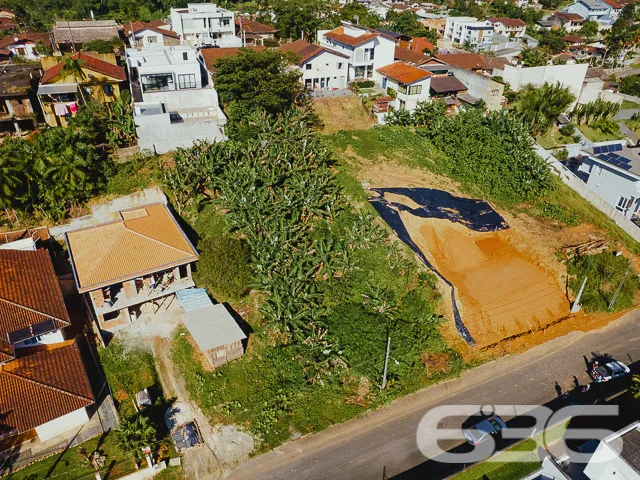LOTE COM 830m² À VENDA, NO BAIRRO ANITA GARIBALDI,