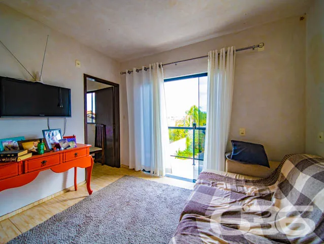 CASA COM 2 QUARTOS, NO BAIRRO PARANAGUAMIRIM, EM J