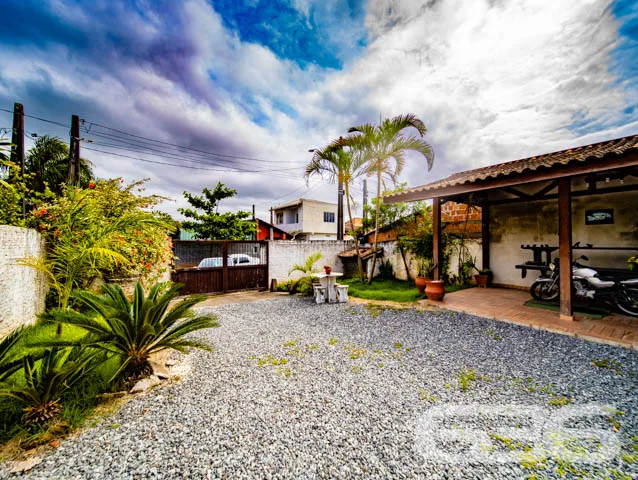 CASA COM 2 QUARTOS, NO BAIRRO PARANAGUAMIRIM, EM J