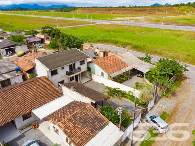 CASA COM 2 QUARTOS, NO BAIRRO PARANAGUAMIRIM, EM J