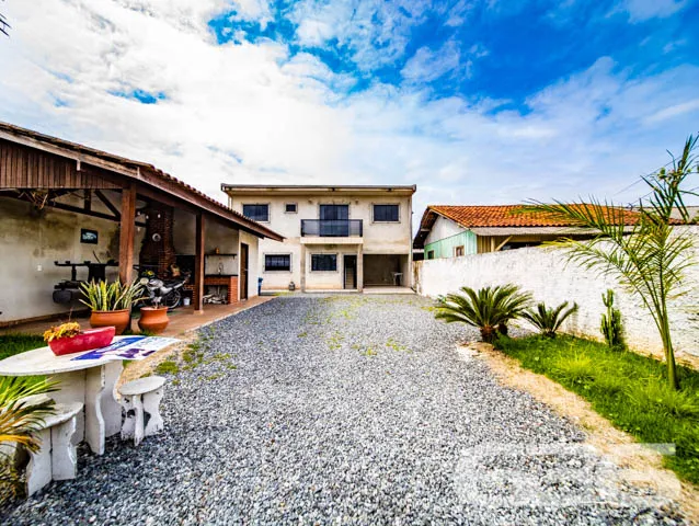 CASA COM 2 QUARTOS, NO BAIRRO PARANAGUAMIRIM, EM J