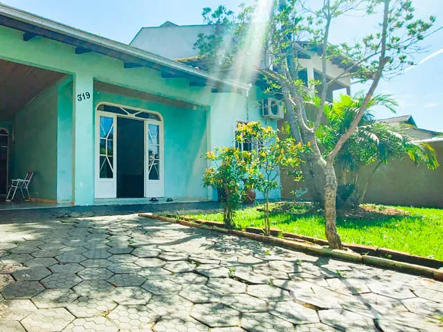 CASA Ă VENDA COM 2 QUARTOS E MAIS UMA EDĂCULA NOS
