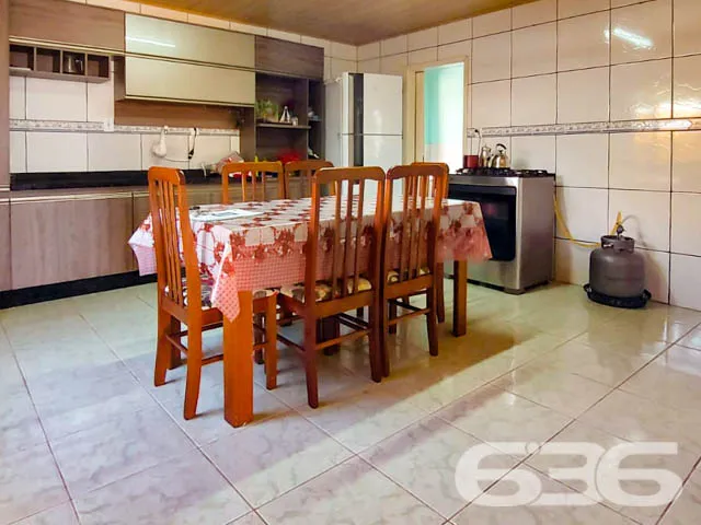 CASA Ă VENDA COM 2 QUARTOS E MAIS UMA EDĂCULA NOS
