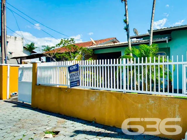 CASA Ă VENDA COM 2 QUARTOS E MAIS UMA EDĂCULA NOS