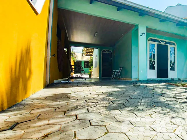 CASA Ă VENDA COM 2 QUARTOS E MAIS UMA EDĂCULA NOS