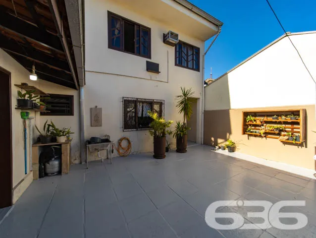 SOBRADO COM 1 SUÍTE MAIS 5 QUARTOS EM BALNEÁRIO BA