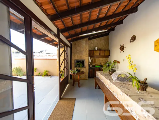 SOBRADO COM 1 SUÍTE MAIS 5 QUARTOS EM BALNEÁRIO BA
