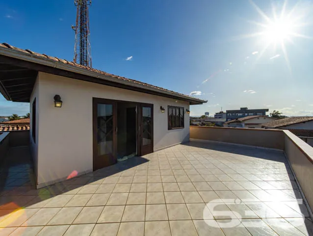 SOBRADO COM 1 SUÍTE MAIS 5 QUARTOS EM BALNEÁRIO BA