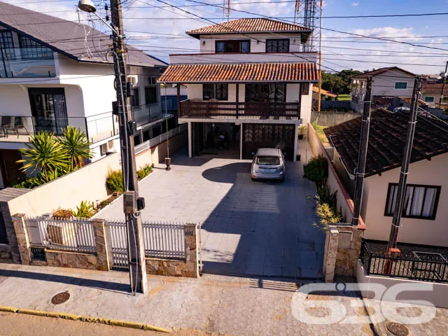 SOBRADO COM 1 SUÍTE MAIS 5 QUARTOS EM BALNEÁRIO BA