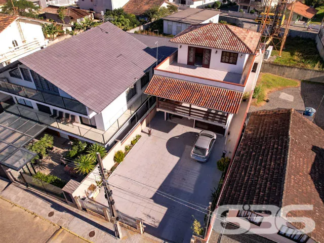 SOBRADO COM 1 SUÍTE MAIS 5 QUARTOS EM BALNEÁRIO BA