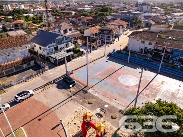 SOBRADO COM 1 SUÍTE MAIS 5 QUARTOS EM BALNEÁRIO BA