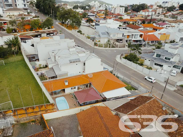 IMÓVEL COM SUÍTE + 2 QUARTOS NO BAIRRO SAGUAÇU

Es