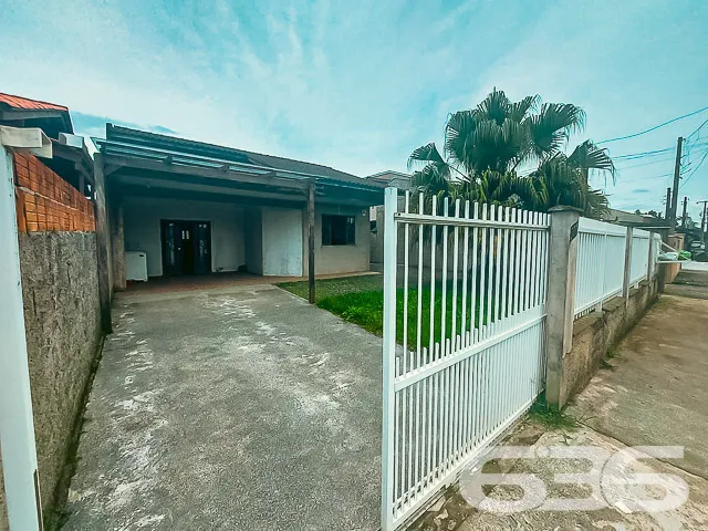 CASA COM 2 QUARTOS NO BAIRRO PARANAGUAMIRIM
Com 1