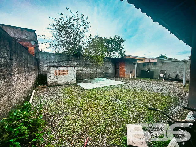 CASA COM 2 QUARTOS NO BAIRRO PARANAGUAMIRIM
Com 1