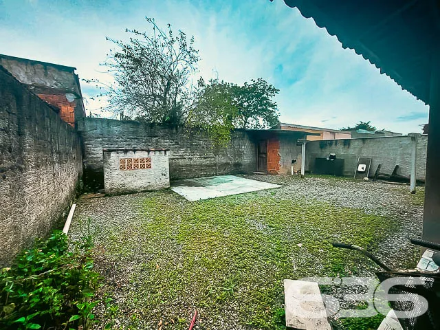CASA COM 2 QUARTOS NO BAIRRO PARANAGUAMIRIM
Com 1