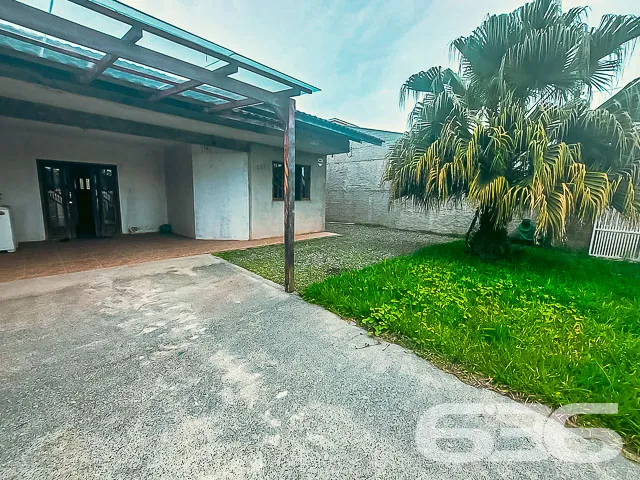 CASA COM 2 QUARTOS NO BAIRRO PARANAGUAMIRIM
Com 1