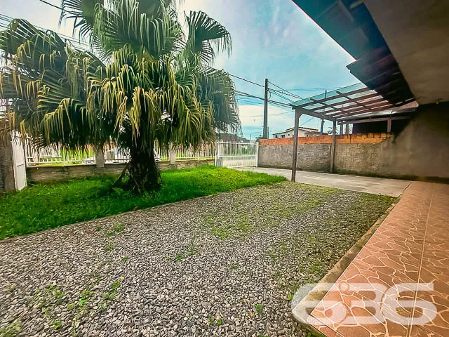 CASA COM 2 QUARTOS NO BAIRRO PARANAGUAMIRIM
Com 1