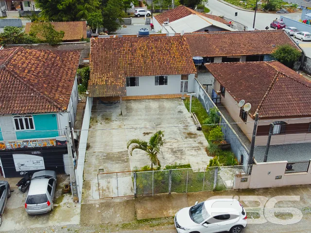 CASA COM SUÍTE + 2 QUARTOS NO BAIRRO PARANAGUAMIRI