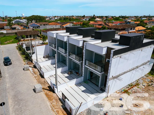 Sobrado com 1 suíte + 2 quartos no bairro Costeira