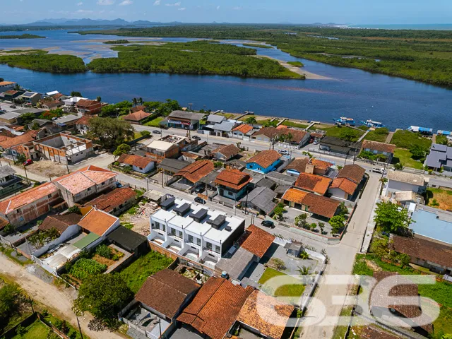 Sobrado com 1 suíte + 2 quartos no bairro Costeira