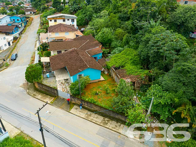CASA DE ESQUINA COM UM GRANDE TERRENO - ESTUDA PER