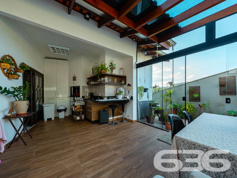 IMÓVEL ESPAÇOSO NO BAIRRO SAGUAÇU - SUÍTE COM CLOS