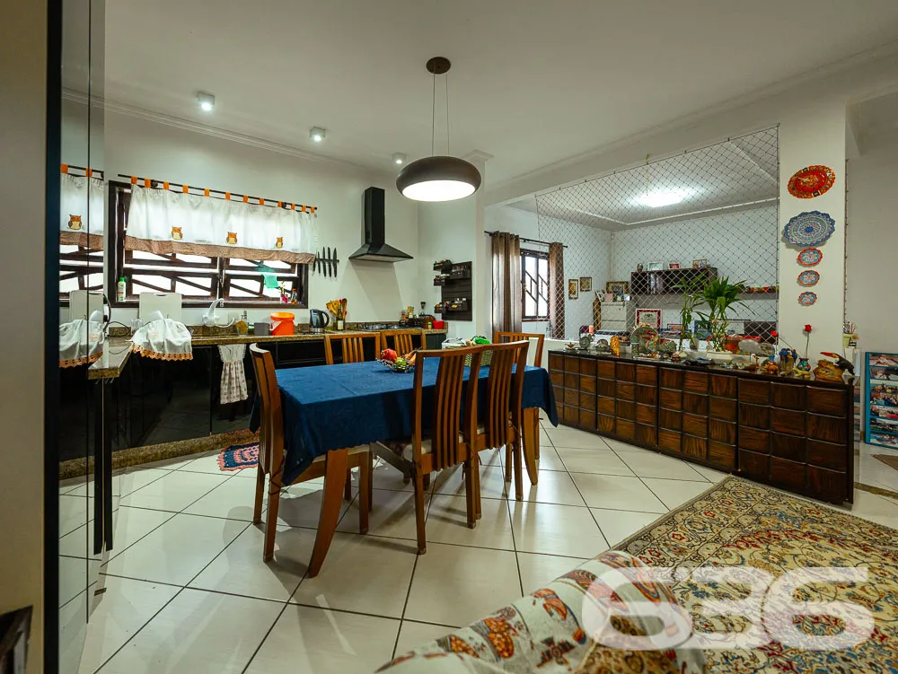 IMÓVEL ESPAÇOSO NO BAIRRO SAGUAÇU - SUÍTE COM CLOS