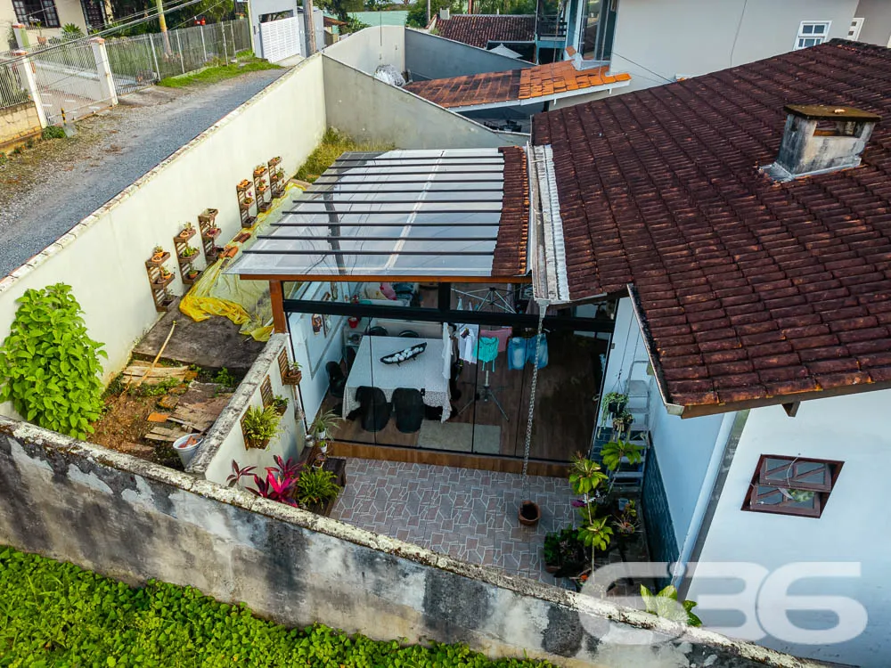 IMÓVEL ESPAÇOSO NO BAIRRO SAGUAÇU - SUÍTE COM CLOS