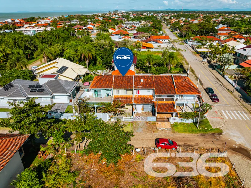 Sobrado geminado à venda a 190 metros do mar em Ba