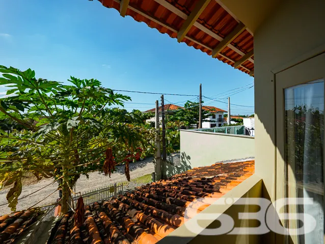Sobrado geminado à venda a 190 metros do mar em Ba