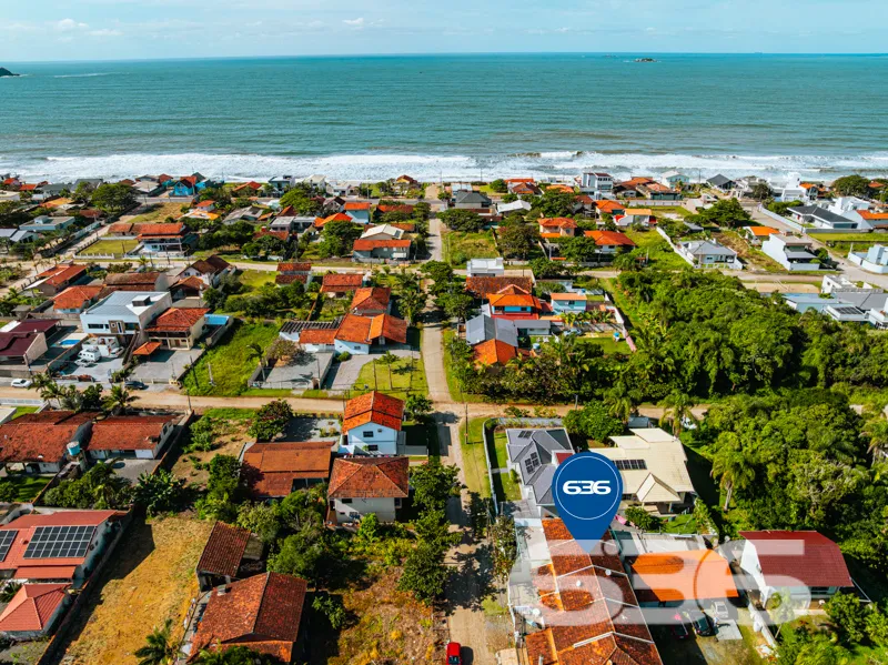 Sobrado geminado à venda a 190 metros do mar em Ba