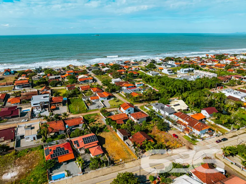 Sobrado geminado à venda a 190 metros do mar em Ba