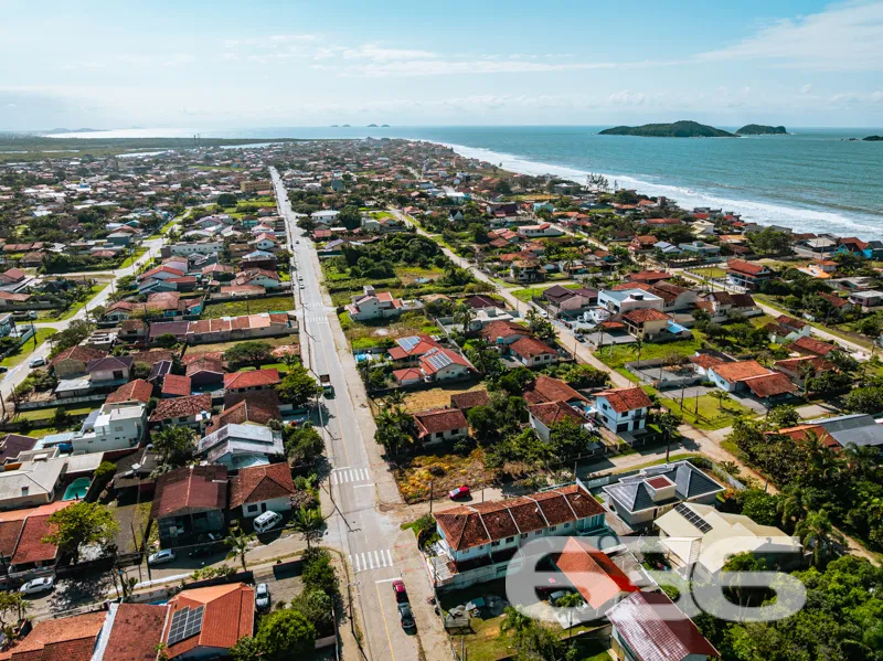 Sobrado geminado à venda a 190 metros do mar em Ba