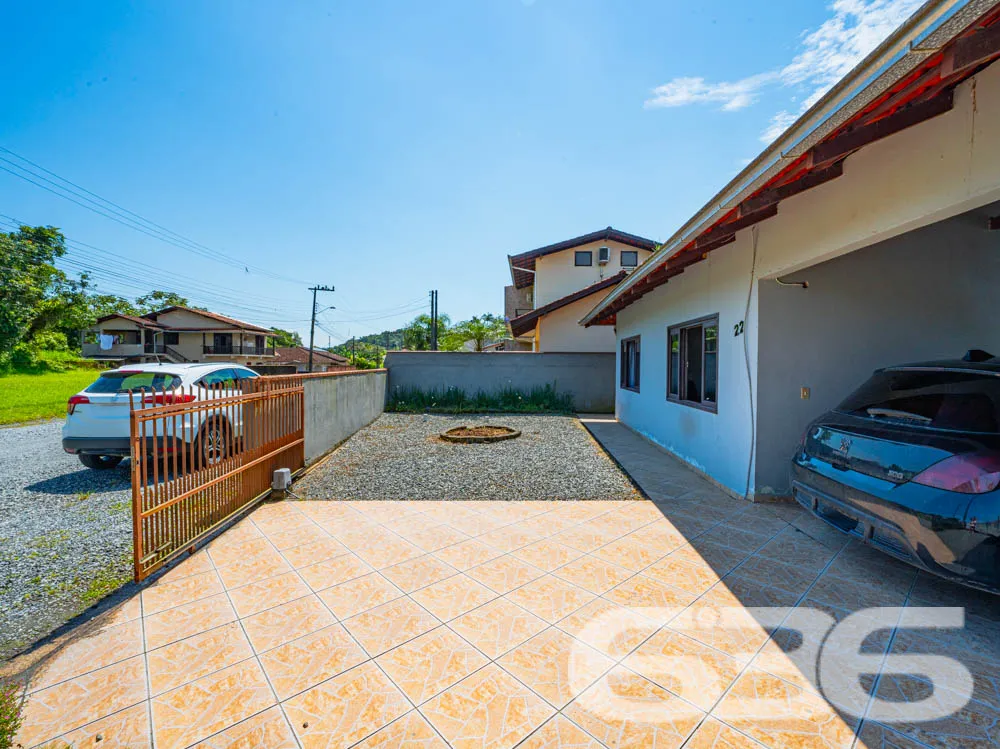 Ampla casa térrea com laje, terreno espaçoso e exc