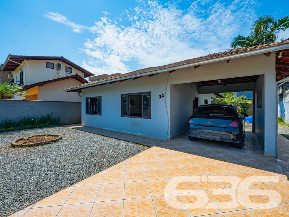 Ampla casa térrea com laje, terreno espaçoso e exc