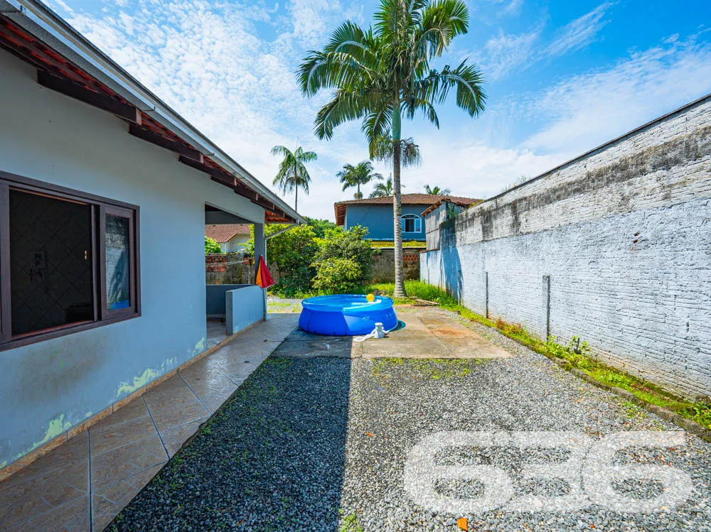 Ampla casa térrea com laje, terreno espaçoso e exc