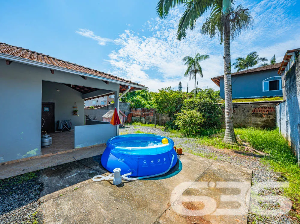 Ampla casa térrea com laje, terreno espaçoso e exc
