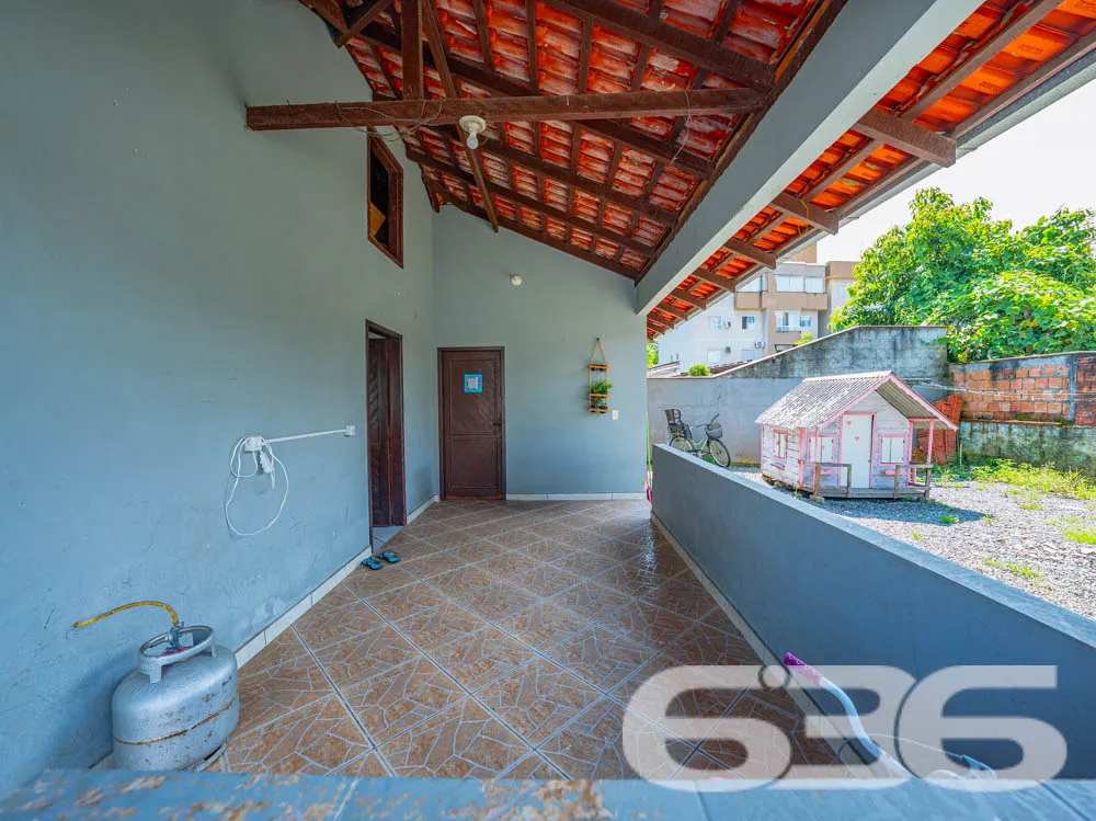 Ampla casa térrea com laje, terreno espaçoso e exc