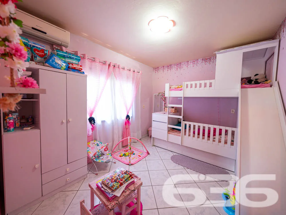 Ampla casa térrea com laje, terreno espaçoso e exc