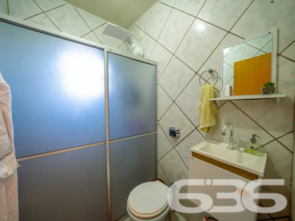 Ampla casa térrea com laje, terreno espaçoso e exc
