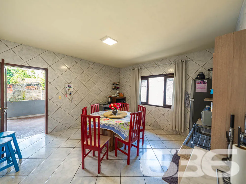 Ampla casa térrea com laje, terreno espaçoso e exc