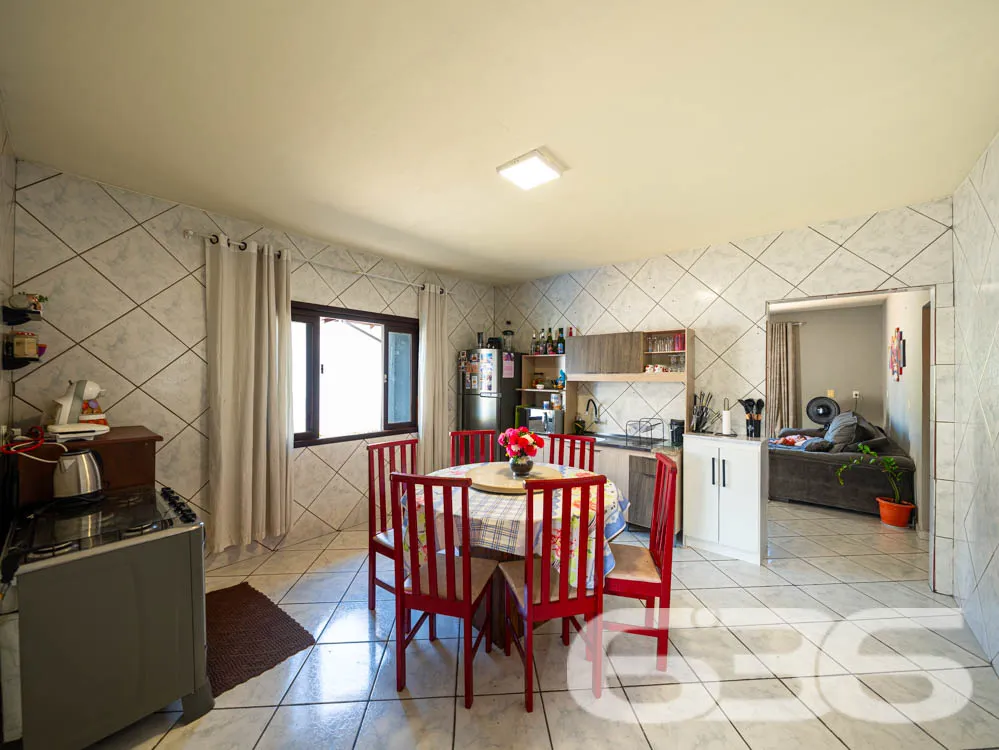 Ampla casa térrea com laje, terreno espaçoso e exc
