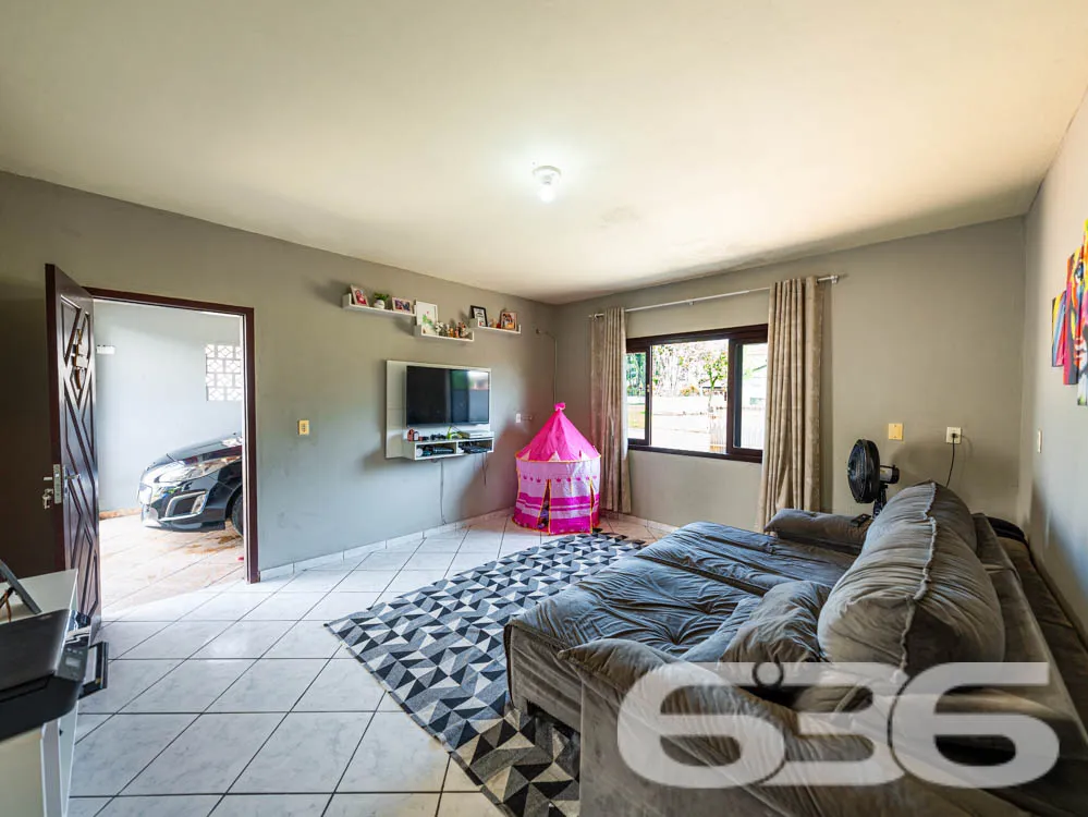 Ampla casa térrea com laje, terreno espaçoso e exc