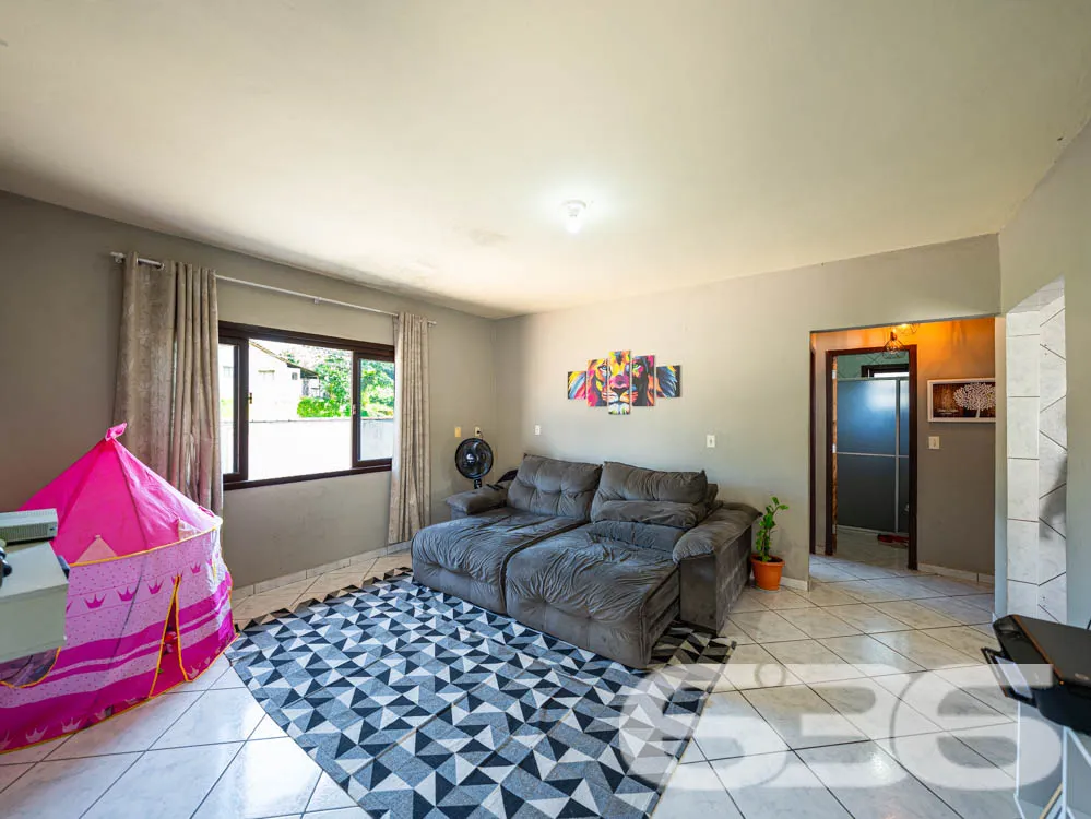 Ampla casa térrea com laje, terreno espaçoso e exc