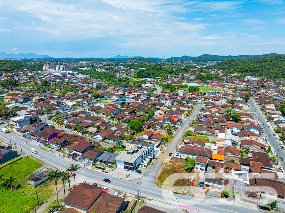 Ampla casa térrea com laje, terreno espaçoso e exc