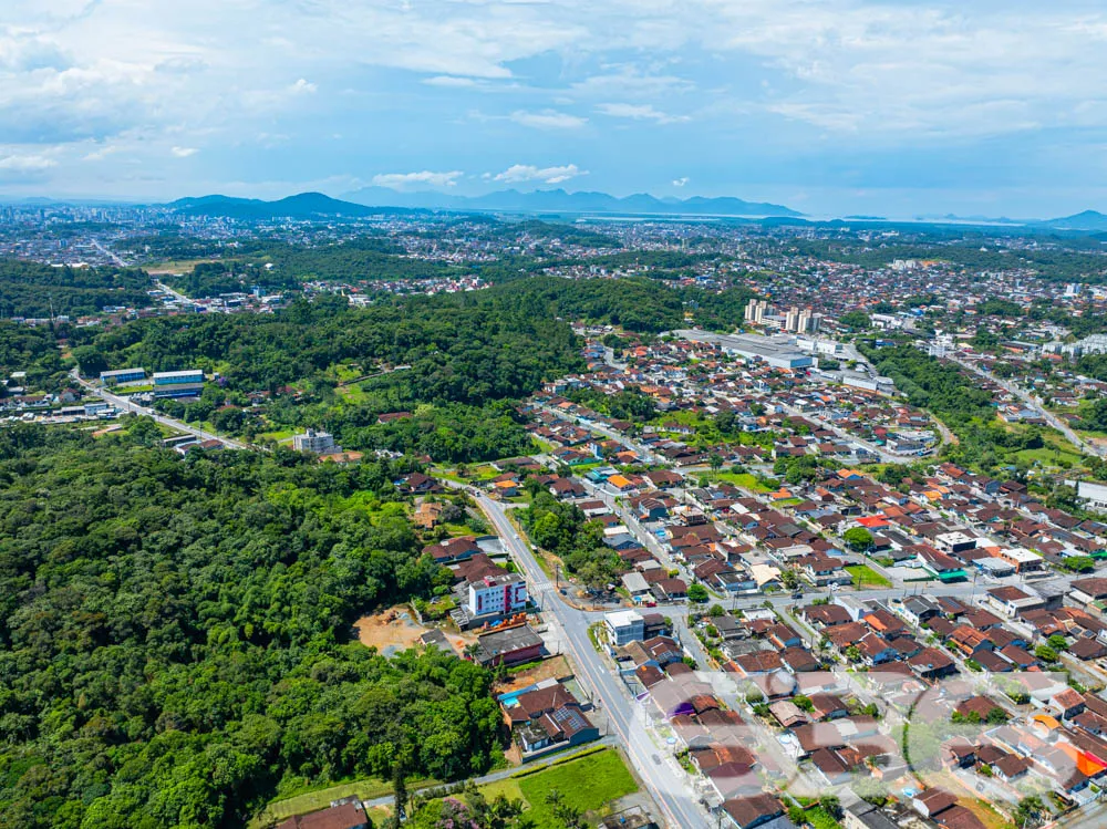 Ampla casa térrea com laje, terreno espaçoso e exc