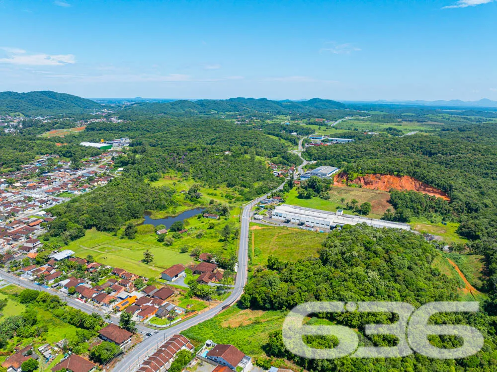 Ampla casa térrea com laje, terreno espaçoso e exc
