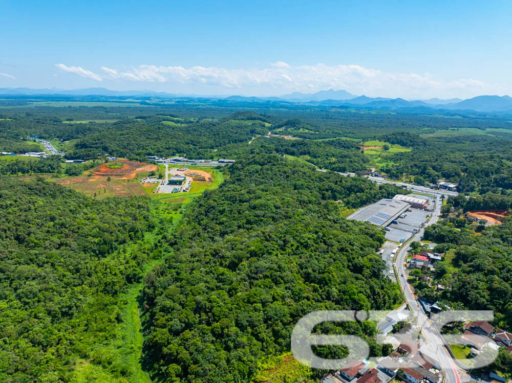 Ampla casa térrea com laje, terreno espaçoso e exc